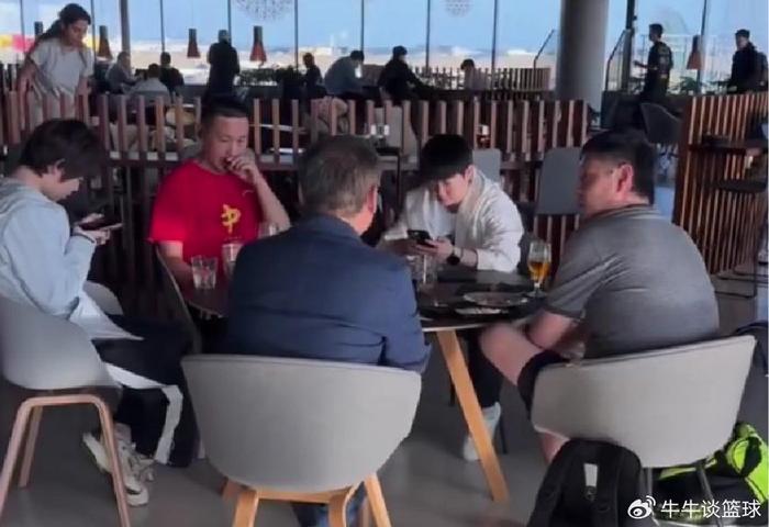 开云-惬意!球迷头等舱休息室偶遇孙颖莎师徒,莎莎签名合影翘二郎腿休息