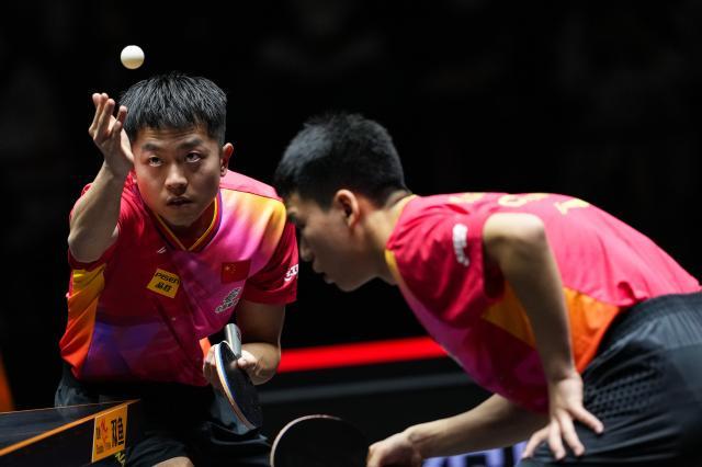 1732149111861097606.jpg (体育)(1)乒乓球——WTT福冈总决赛:向鹏_袁励岑无缘男双半决赛XxjpseC007216_20241120_PEPFN0A001.jpg
